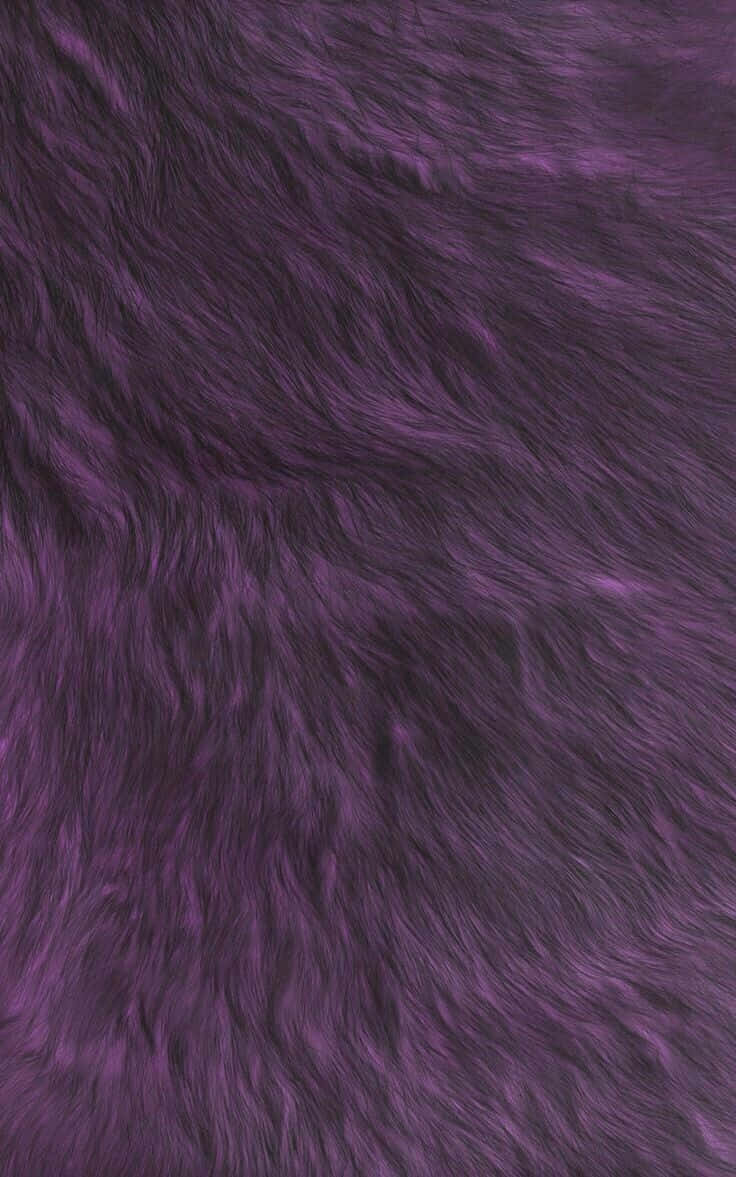 Purple Faux Fur 桌布 壁紙 — 近距離拍攝的濃郁紫色人造毛皮，柔軟的紋理纖維沿對角線流過畫面。