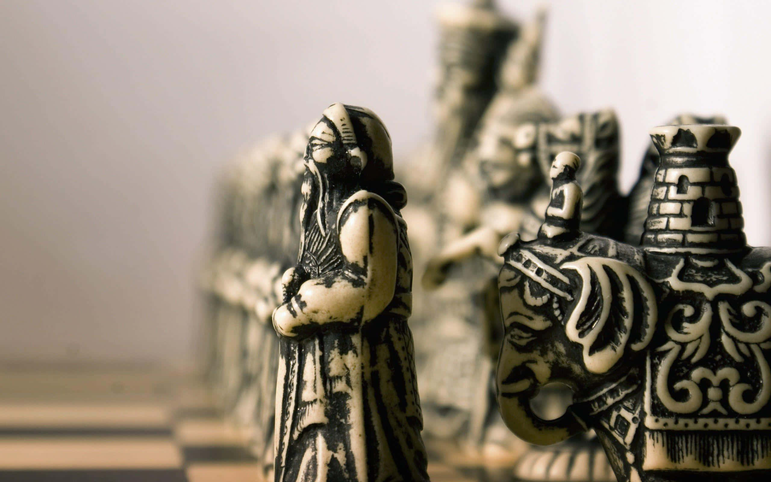 國際象棋 桌布 壁紙 — 近距離拍攝精雕細琢的國際象棋棋子，淺景深突顯細緻工藝。