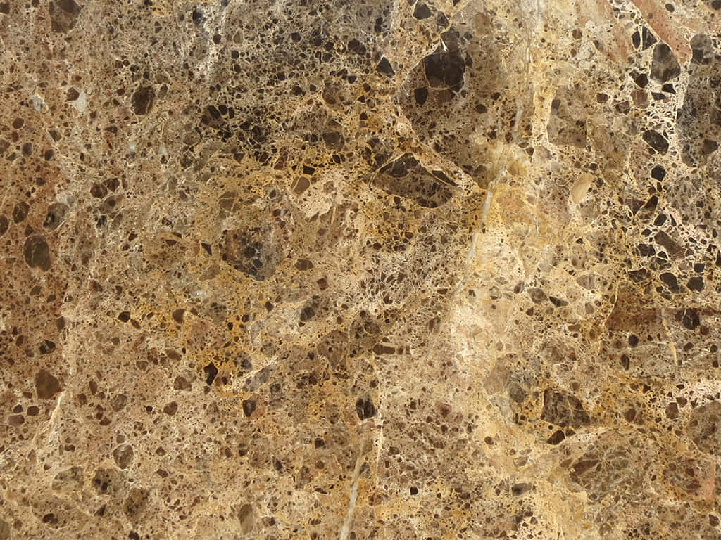 Brown Marble 桌布 壁紙 — 近距離拍攝質感豐富的棕色和金色大理石表面，帶有複雜的紋理和斑點圖案。