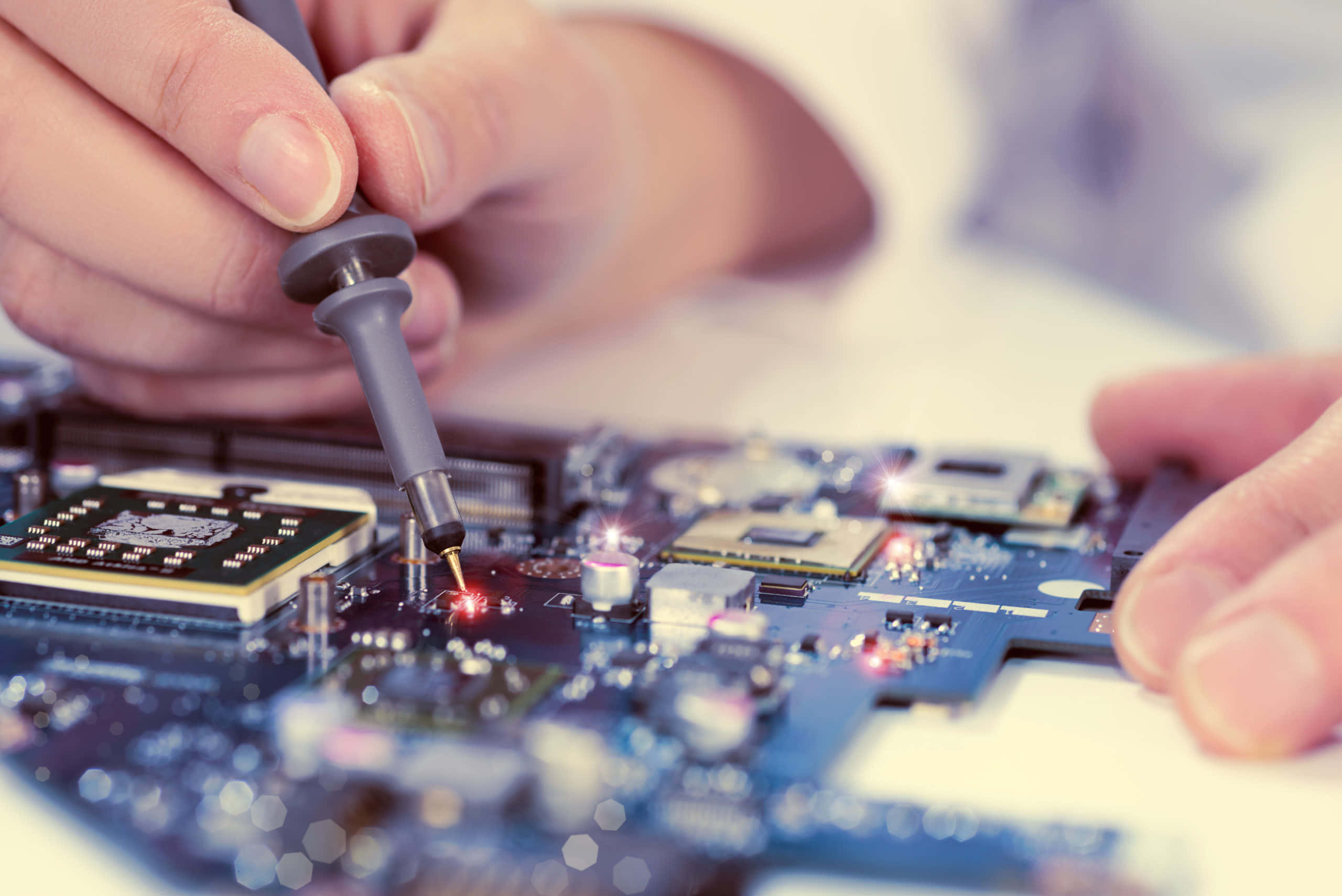 Engineer 桌布 壁紙 — 近距離拍攝雙手用精密工具將發光的紅線焊接到詳細的藍色電路板上。