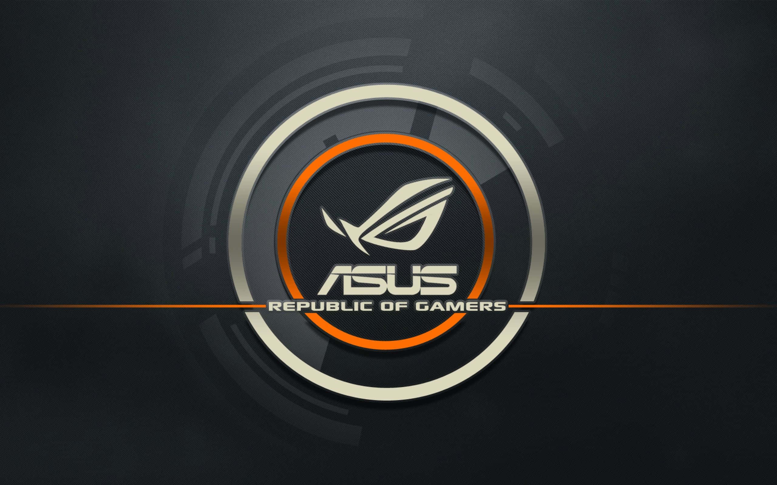 近距離欣賞 ASUS ROG 遊戲主機 壁紙 — ASUS Republic of Gamers 標誌居中，金屬銀色和橙色圓環位於深色漸變背景上。