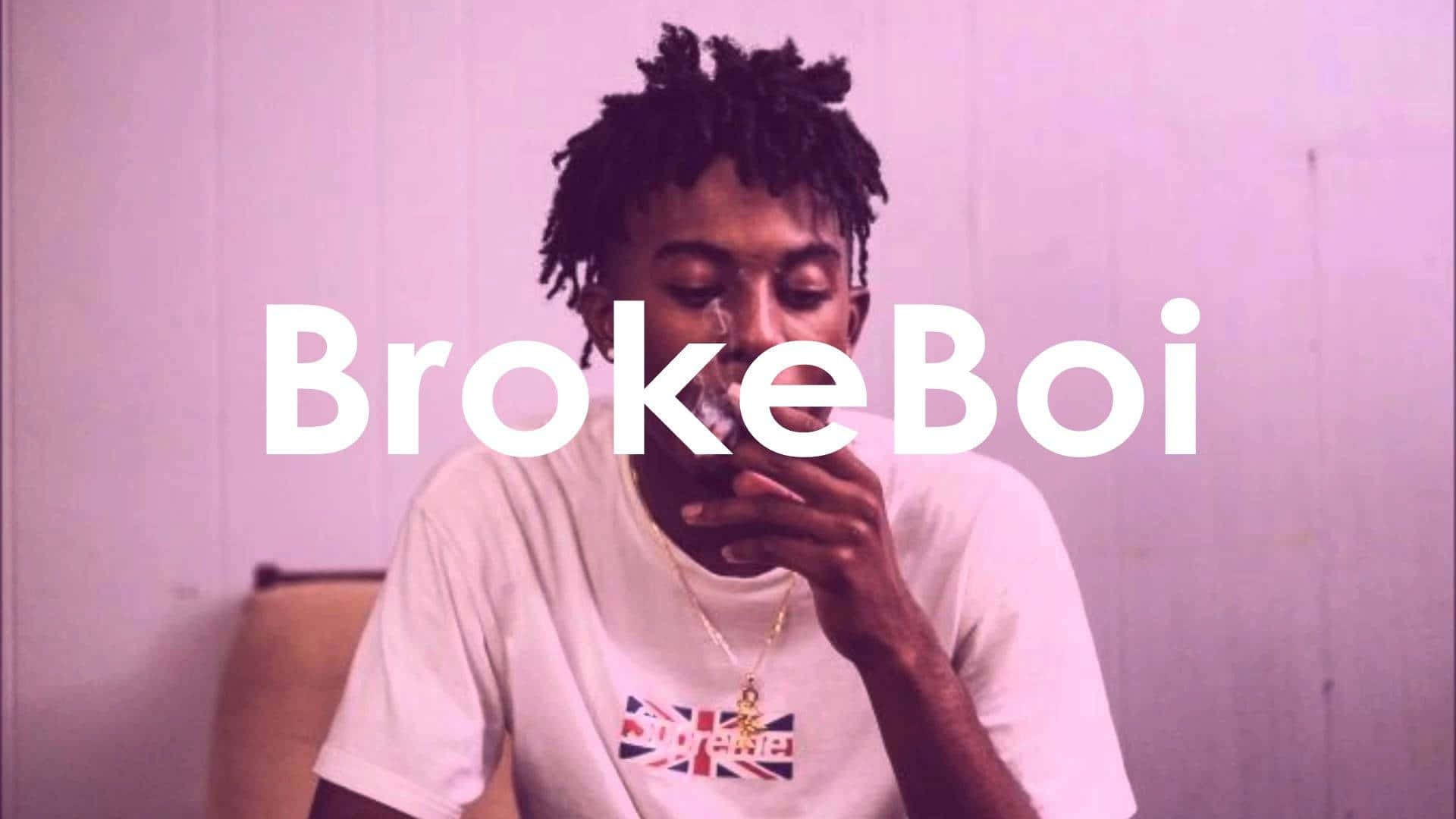 留著辮子的年輕男子在紫色燈光下室內吸煙，帶有「BrokeBoi」文字。