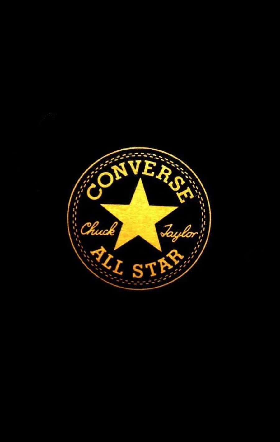黑色背景上的金色 Converse Chuck Taylor All Star 標誌