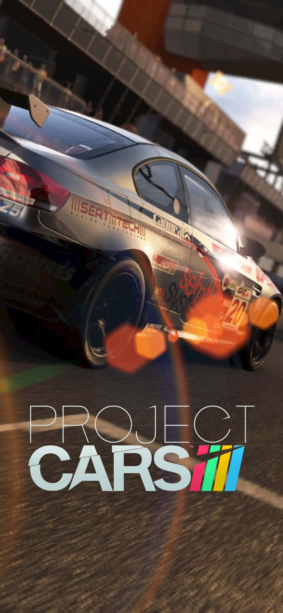 近距離細看 iPhone XS Project Cars 的驚人力量 壁紙 — 一輛流線型賽車在陽光普照的市區賽道上疾馳，帶有動態模糊和發光的橙色鏡頭光暈。