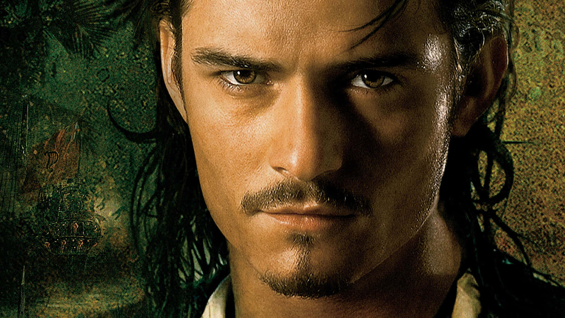 Pirates Of The Caribbean 桌布 壁紙 — 近距離肖像，一個粗獷的海盜，眼神銳利，濕透的深色頭髮，背景是陰暗的叢林。
