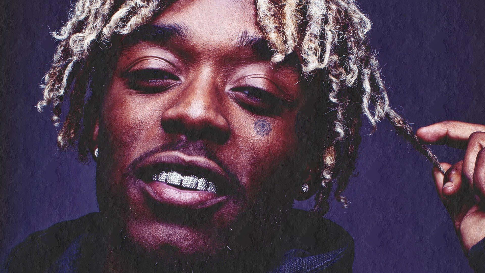 Lil Uzi Vert 桌布 壁紙 — 近距離肖像，一名男子留著辮子頭，戴著鑽石牙套，背景為深紫色。