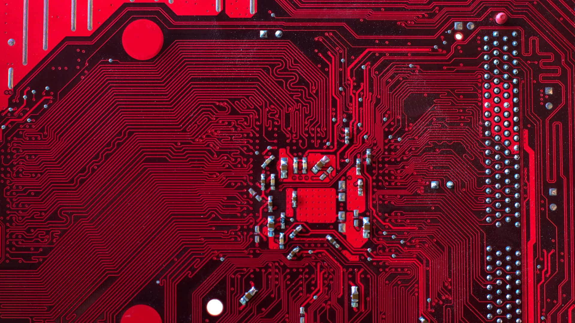 近距離觀察一塊明亮照明的電路板。 壁紙