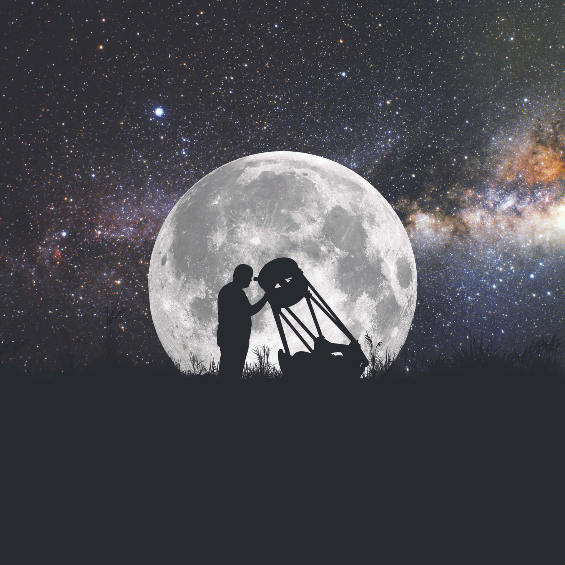 一個人在大月亮下使用望遠鏡觀看星星。