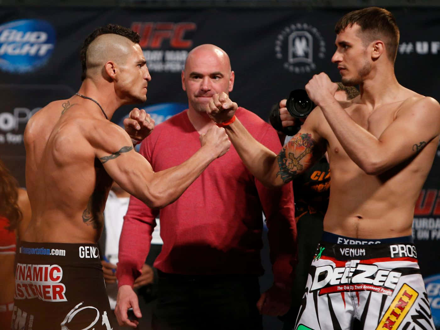 兩位赤裸上身的MMA拳手在UFC過磅活動中拳頭相碰。