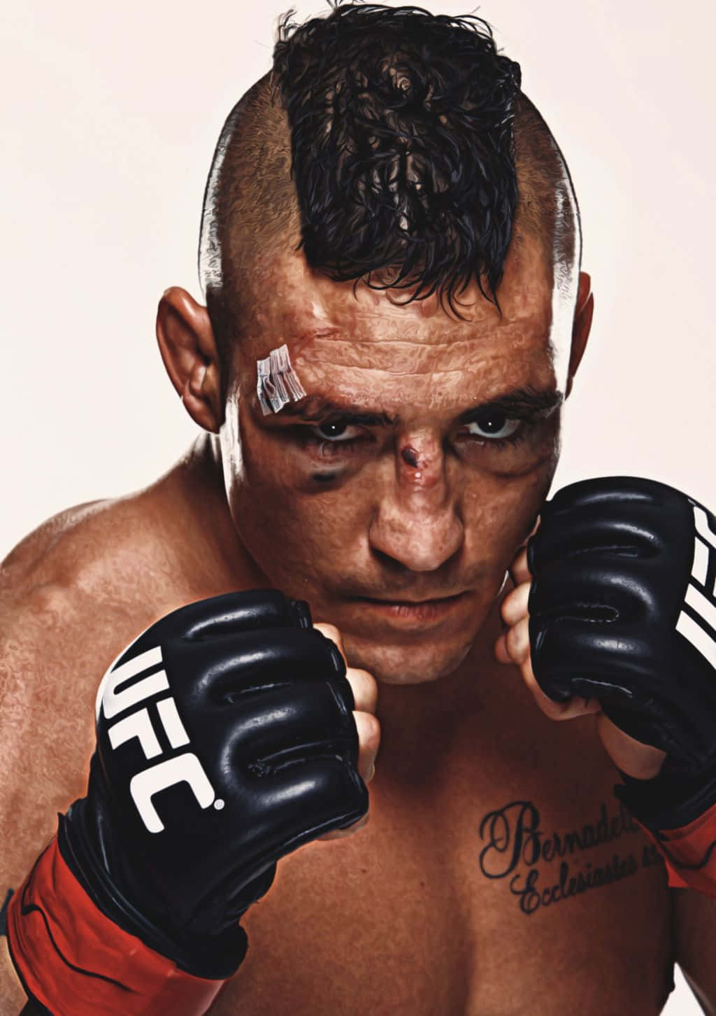 一名臉部瘀傷的UFC拳手，留著莫霍克髮型，戴著手套，專注地盯著鏡頭。
