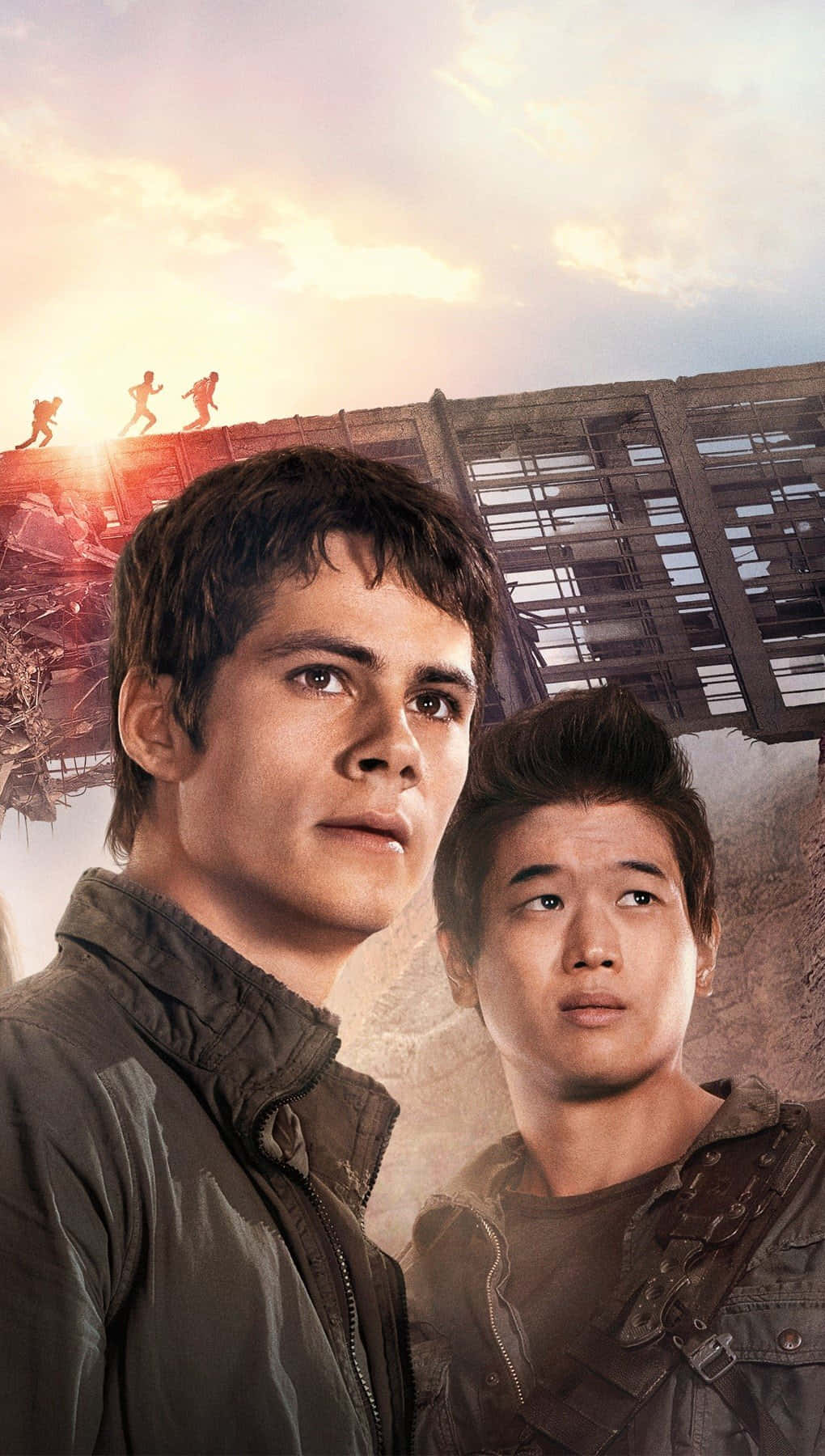兩個穿著外套的年輕男子在日落時站在廢墟建築前，背景中有剪影在奔跑。
