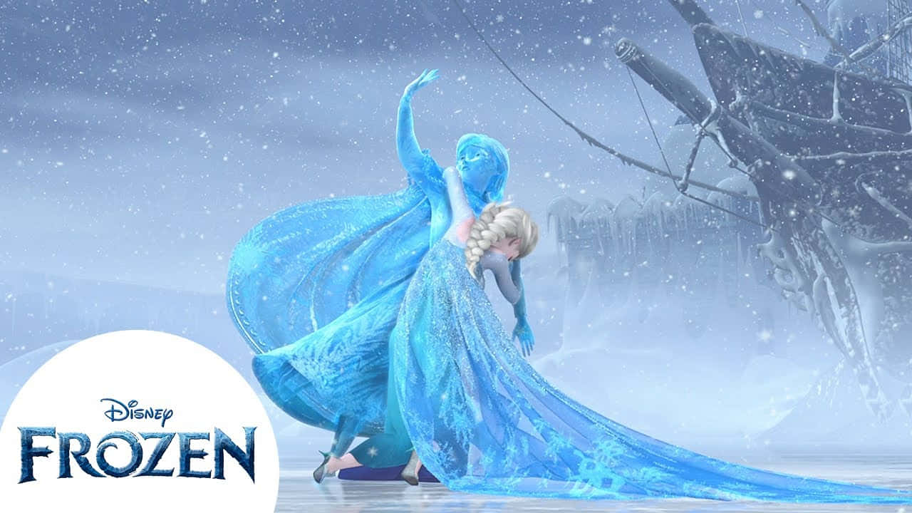 愛莎與安娜身穿冰藍色長裙，在《魔雪奇緣》的雪地冬日場景中擁抱。