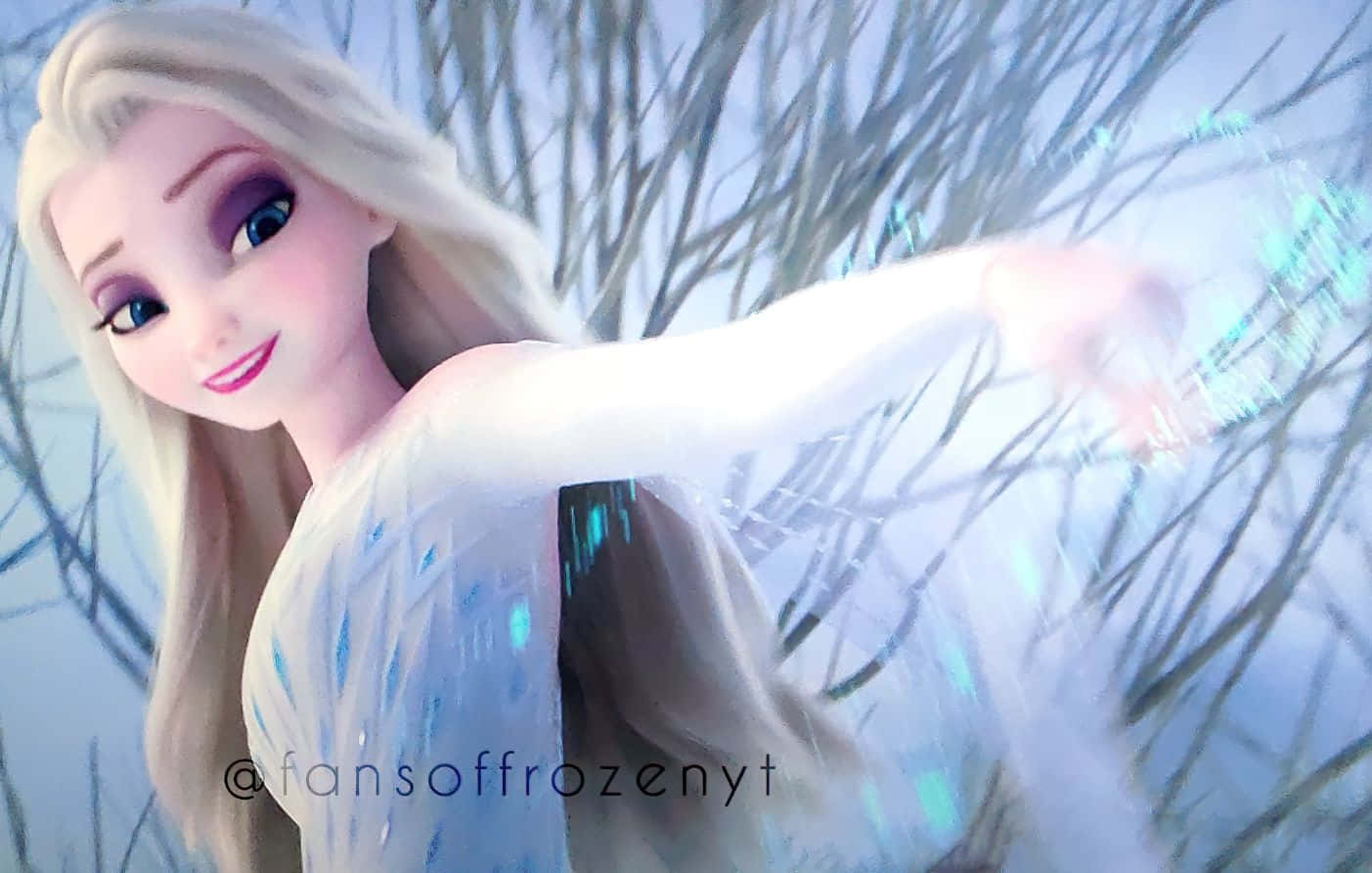 《魔雪奇緣》的愛莎在冬季穿過積雪的樹枝施展冰魔法。