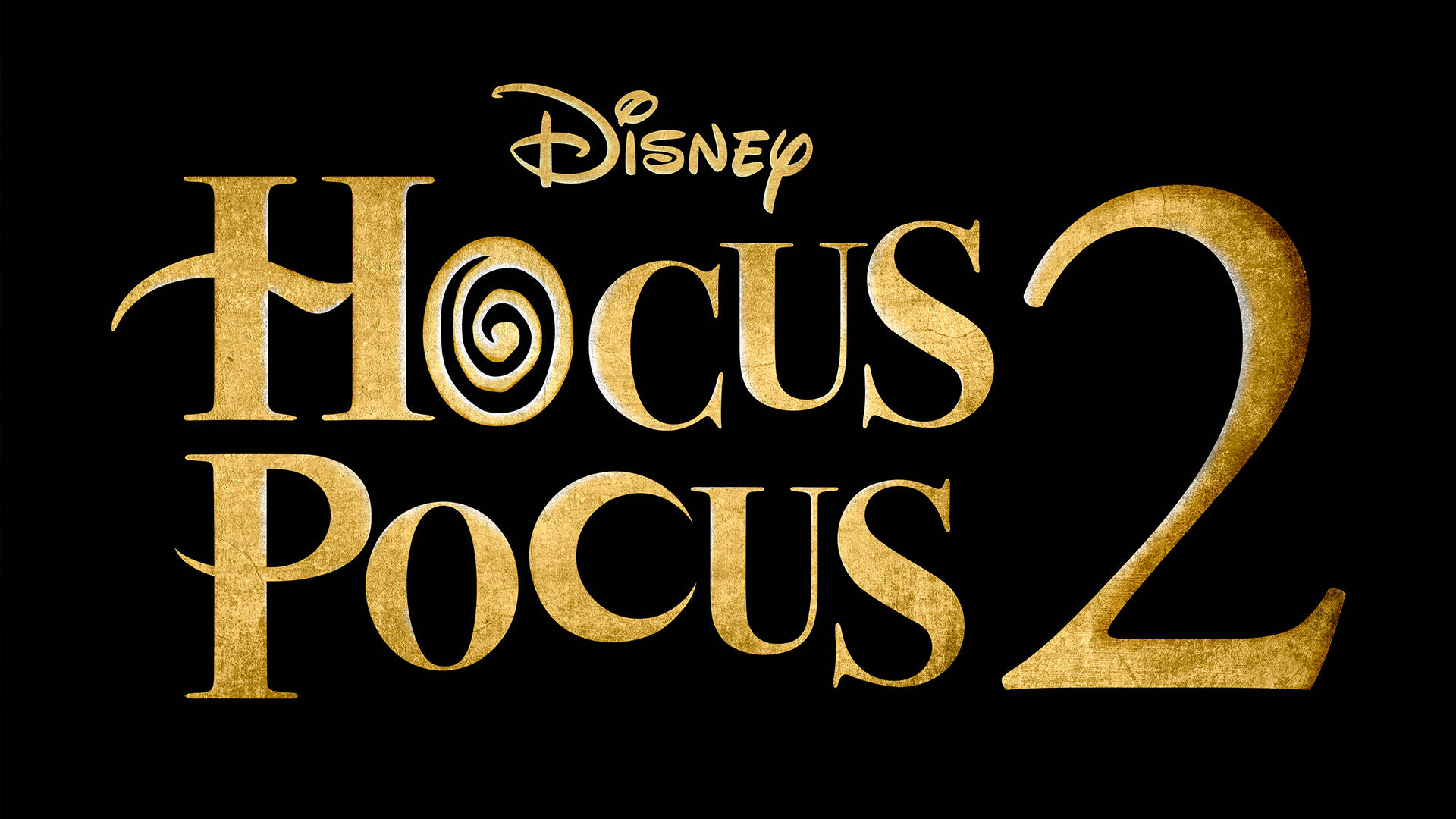 迪士尼《Hocus Pocus 2》電影標題以金色字體顯示在黑色背景上。