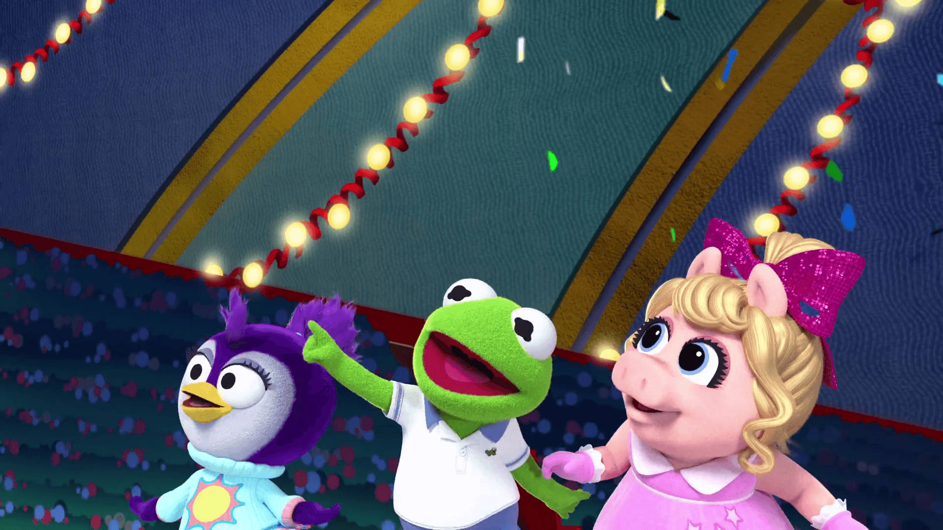 迪士尼《布偶娃娃》仰望天空 壁紙 — Kermit、Miss Piggy 和一隻紫色企鵝在節日燈串下慶祝，周圍有五彩紙屑飄落。