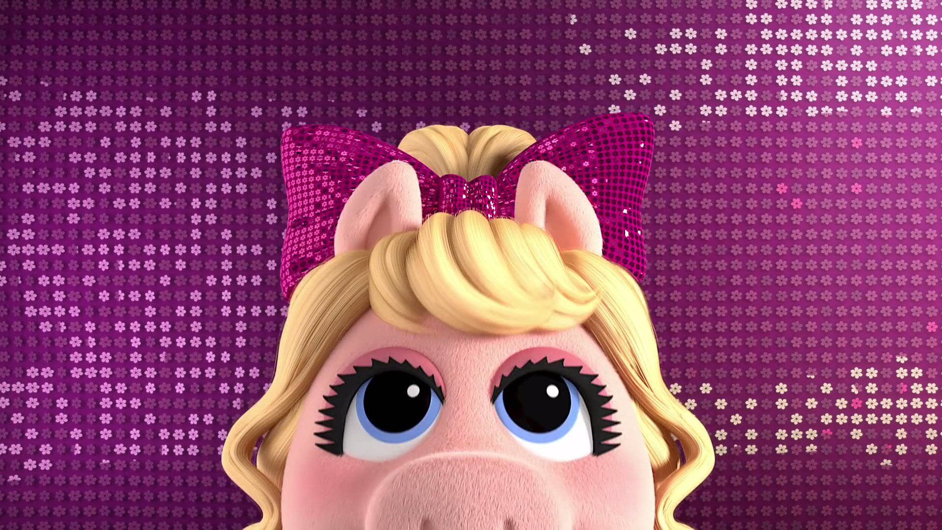 迪士尼《布偶娃娃》皮吉穿粉紅 壁紙 — Miss Piggy 嘅特寫，金色曲髮同閃粉紅色蝴蝶結，背景係閃爍紫色。