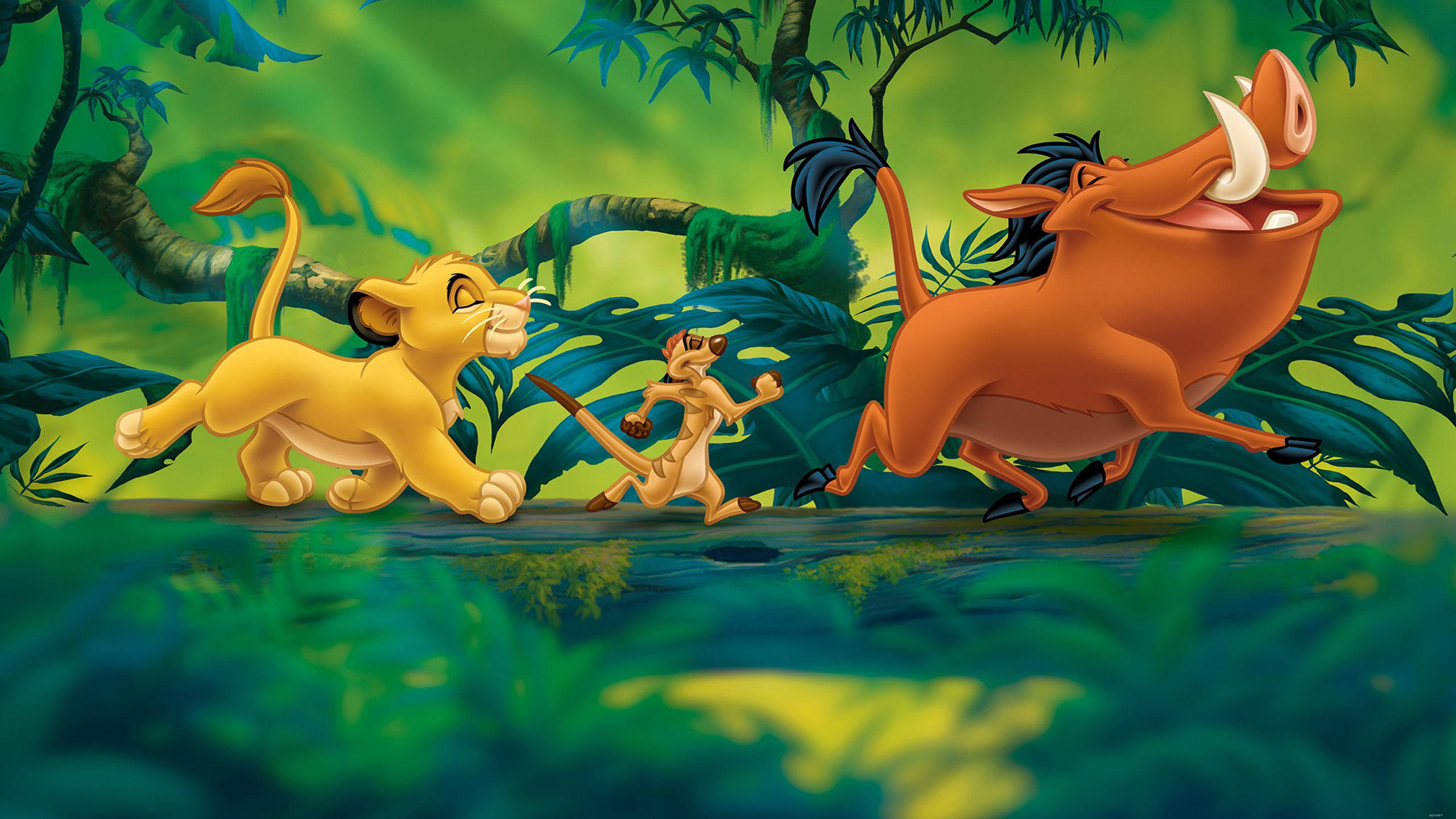 迪士尼《獅子王》哈庫那馬塔塔三人組 2560x1440 壁紙 — 幼獅、狐獴和疣豬在茂密翠綠、葉片鮮活的叢林中歡快地奔跑。