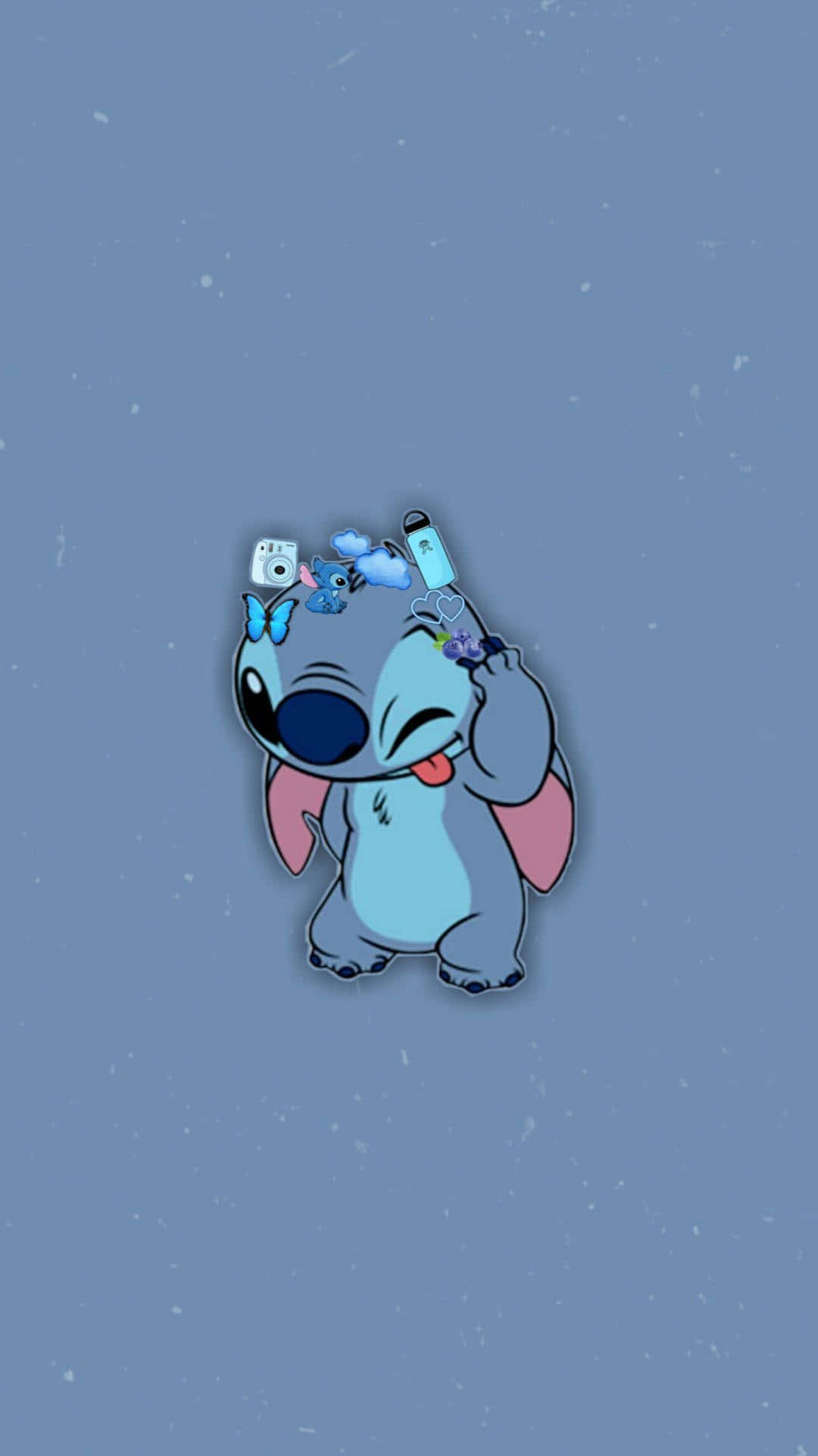 迪士尼《莉洛與 Stitch》中機靈外星人 Stitch 的近距離側影 壁紙 — 一個可愛的藍色外星人角色，有粉紅色耳朵和伸出舌頭，周圍有細小裝置，背景是帶有斑點的藍色。