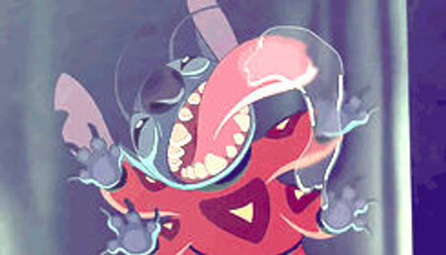 迪士尼《莉洛與 Stitch》中的可愛小外星人 Stitch 壁紙 — 一個紅色皮膚、尖牙利齒的卡通外星人，在深紫色背景下兇猛咆哮。