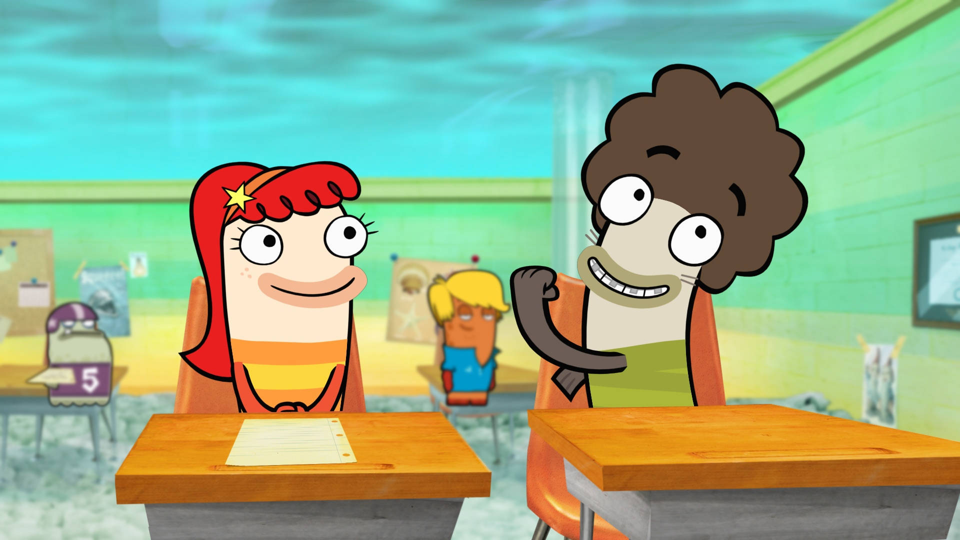 迪士尼XD《Fish Hooks》 壁紙 — 兩個卡通小孩在明亮的教室裡互相咧嘴笑，教室裡有書桌，背景還有第三個學生。