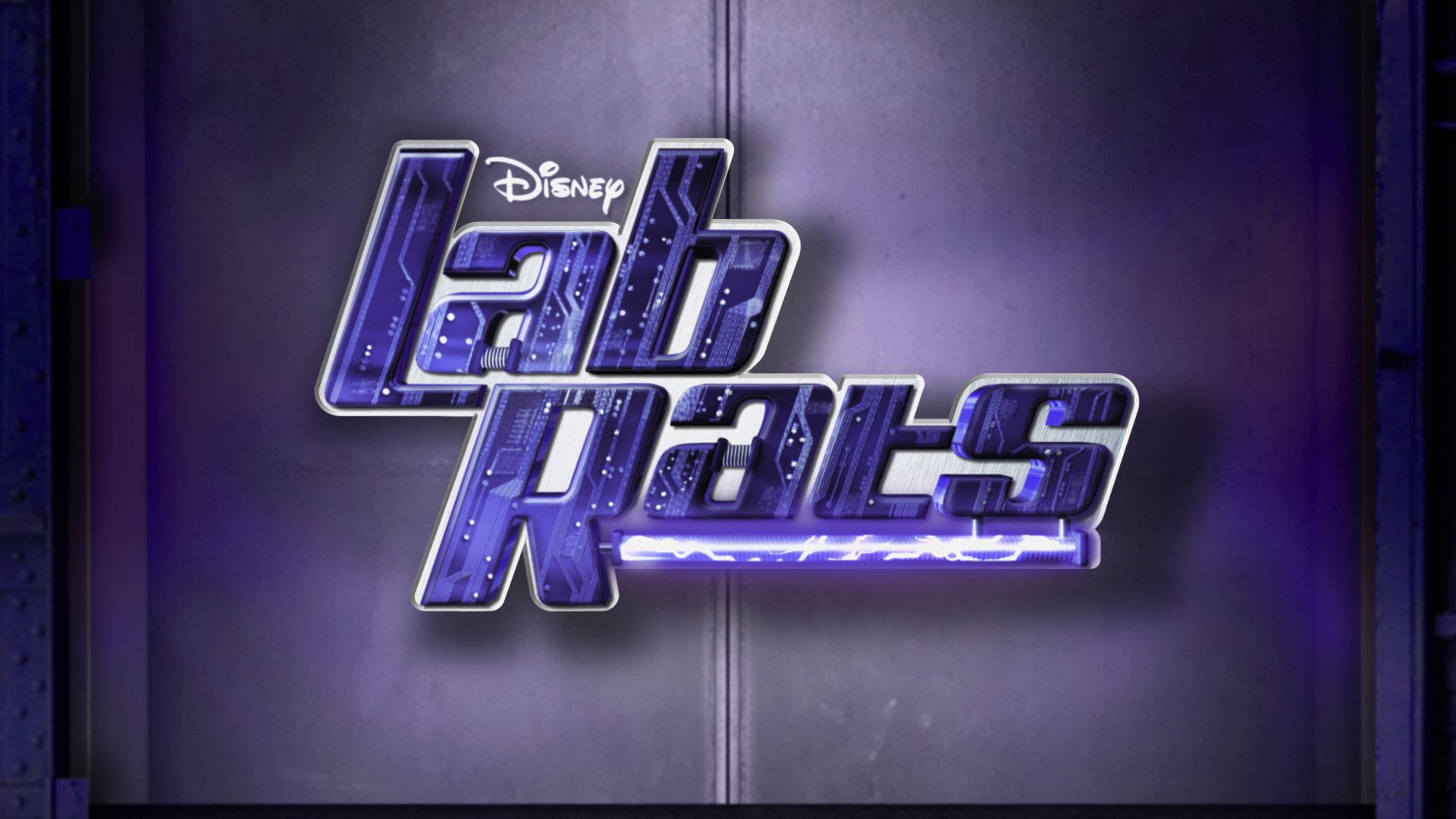 迪士尼XD《實驗品小隊》 壁紙 — 發光紫色「Lab Rats」標誌，帶有電路板紋理，安裝在金屬牆上，在霓虹燈光下。