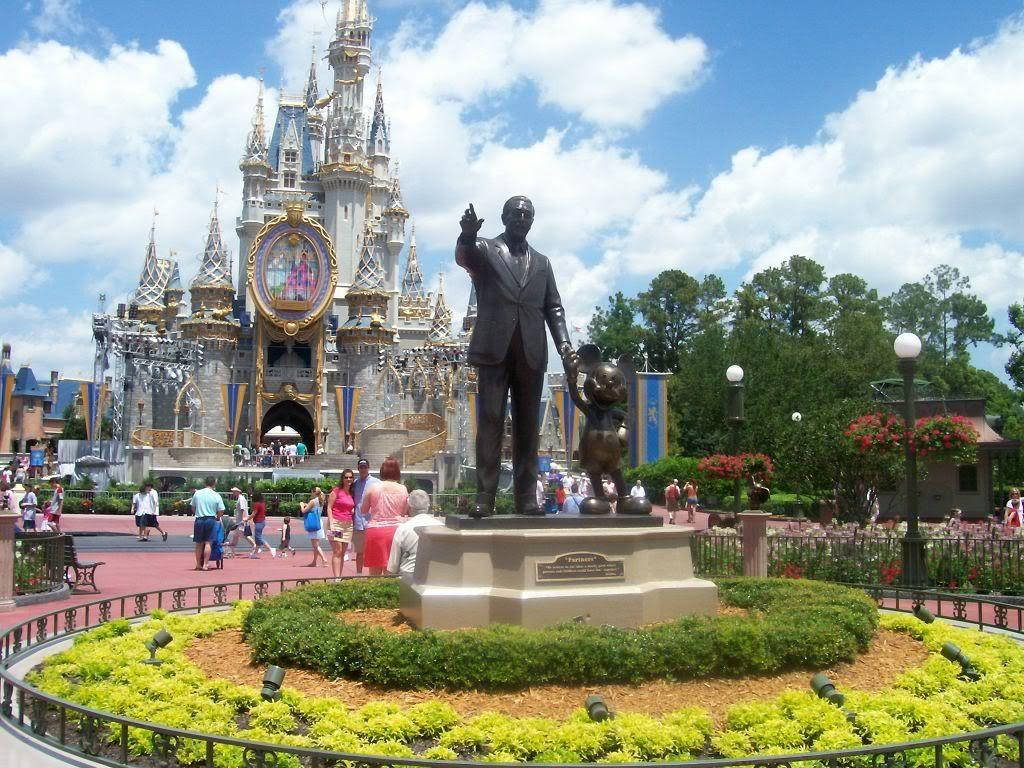 灰姑娘城堡主題公園的華特迪士尼與米奇老鼠雕像