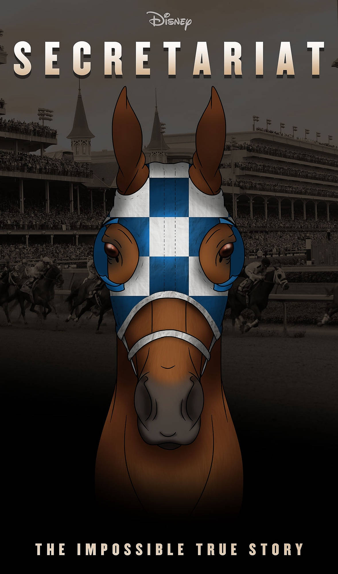 迪士尼傳奇 Secretariat 壁紙 — 一匹雄偉的動畫馬匹戴著藍白格仔面具，在賽馬場場景中佔據主導地位，背景有觀眾。