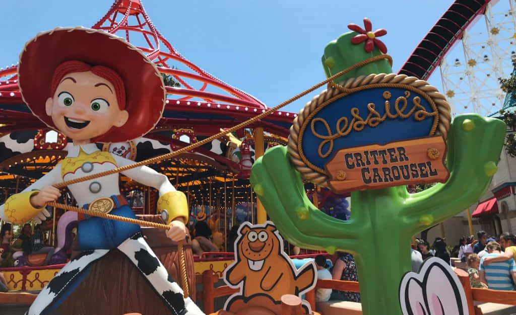 陽光明媚的日子裡，Jessie 雕像在 Critter Carousel 主題公園遊樂設施旁。