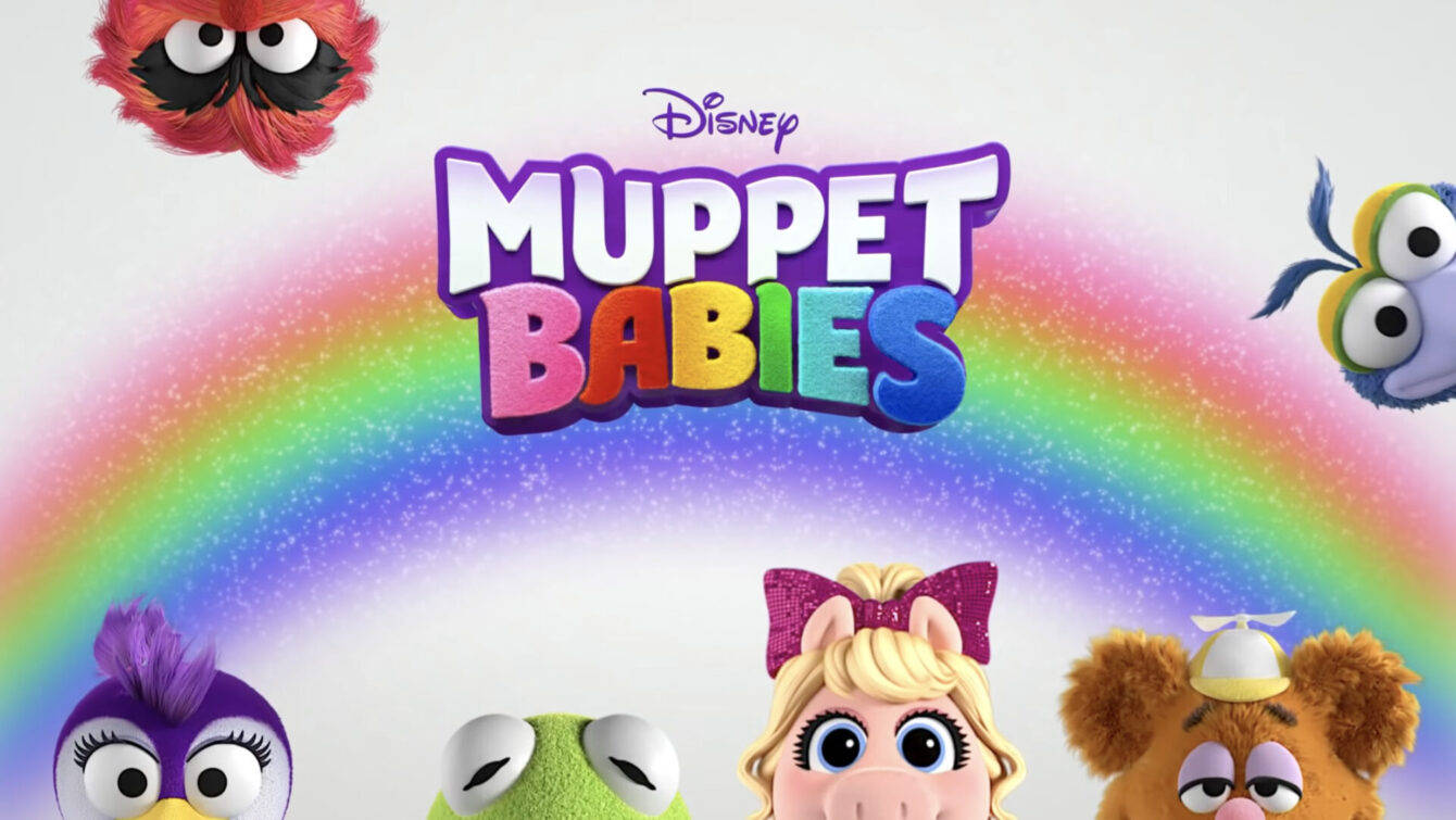 迪士尼小木偶寶寶半臉海報 壁紙 — 色彩繽紛的Muppet Babies角色在迪士尼標誌下漂浮在閃閃發光的彩虹周圍。