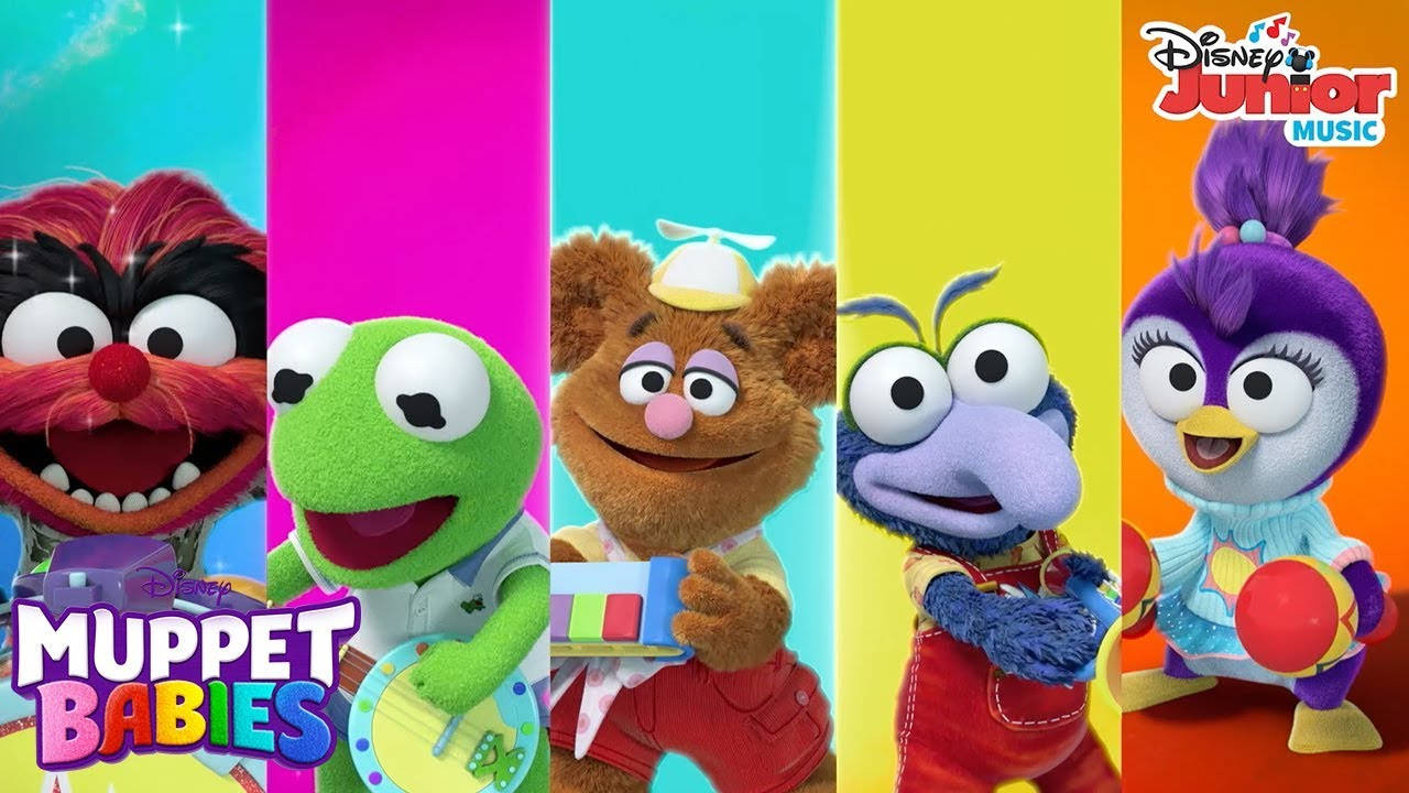 迪士尼小木偶寶寶角色海報 壁紙 — 五個色彩繽紛的Muppet Babies角色在青綠色、粉紅色、青色、黃色和橙色的鮮豔垂直條紋前微笑。