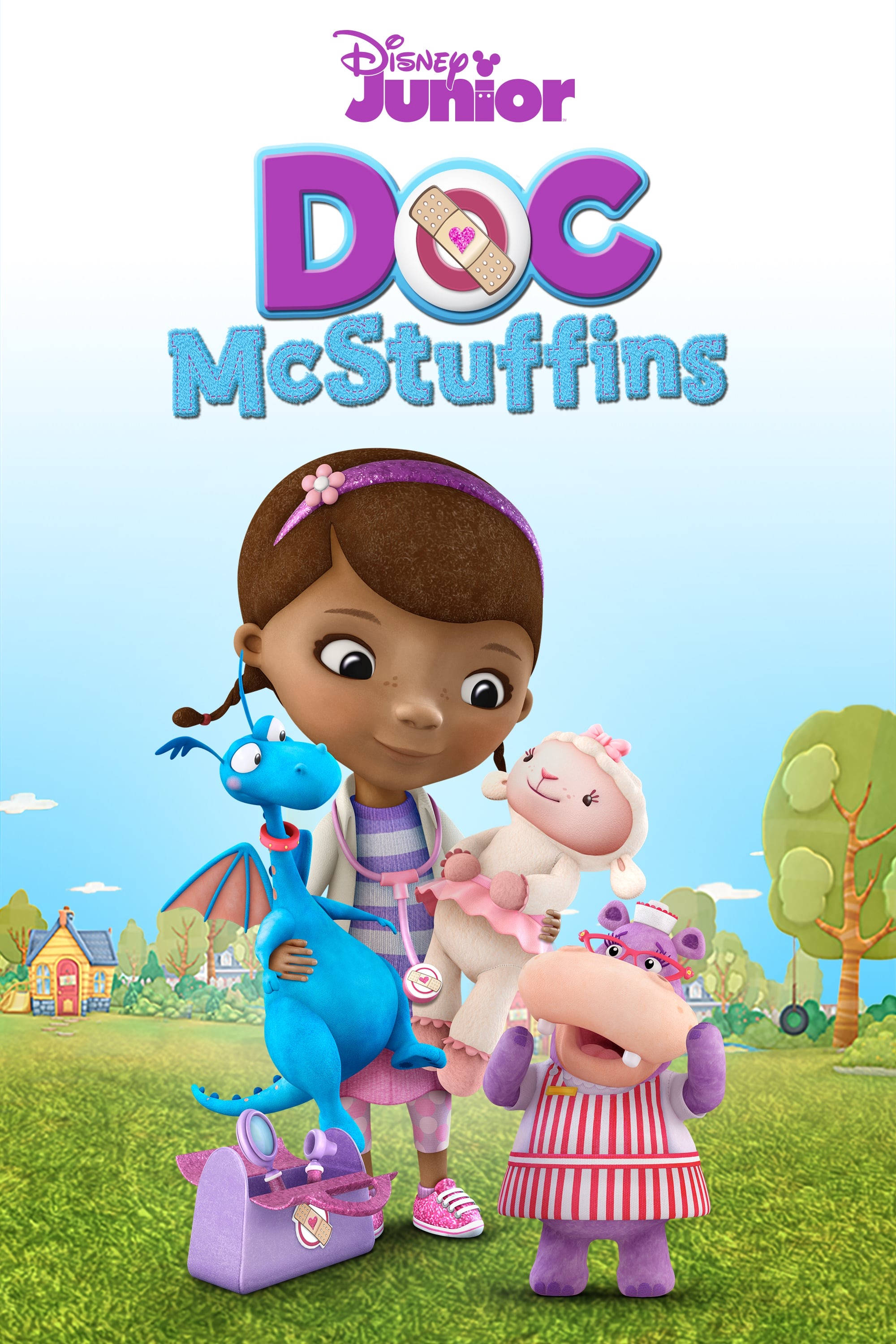 迪士尼小醫生麥克史東芬 壁紙 — Doc McStuffins 和她的玩具朋友們站在陽光明媚的草地上，藍天白雲，背景有一座卡通房子。