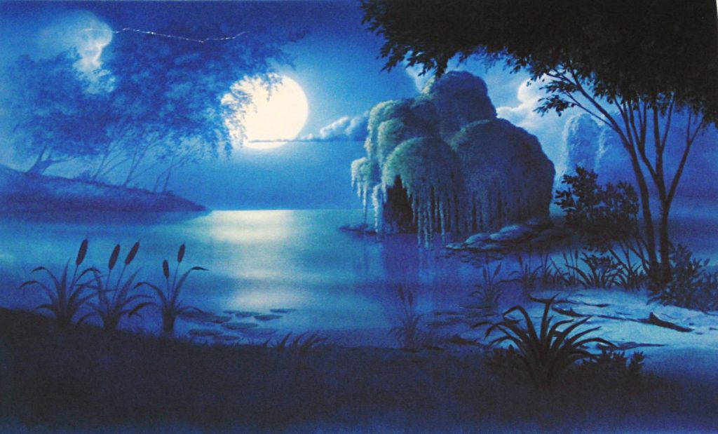 月光下的湖泊，夜晚明亮的滿月下樹木和蘆葦。