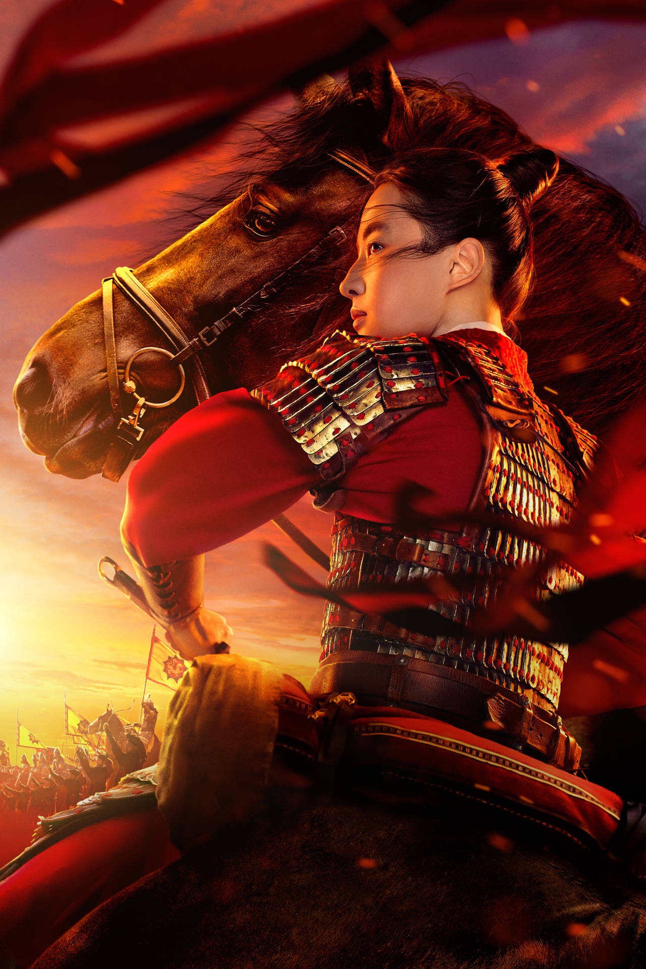 一位身穿紅色盔甲的女戰士在夕陽下騎馬。