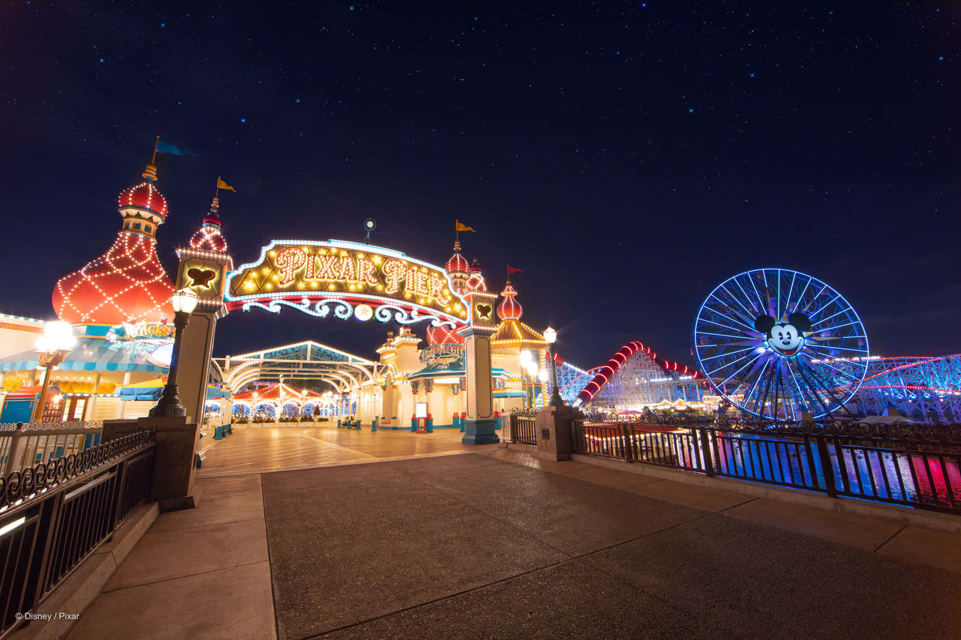 夜晚的Pixar Pier，閃耀的燈光和星空。