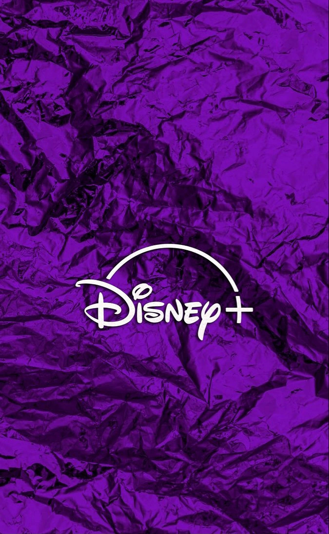 迪士尼標誌紫色抽象 壁紙 — 白色Disney+標誌居中於有紋理的紫色皺紋箔背景上。