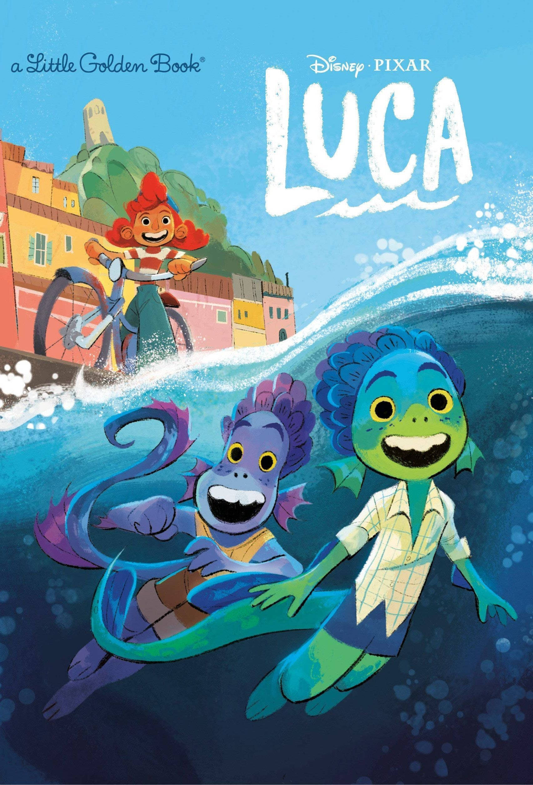 迪士尼皮克斯《 Luca 》海怪男孩 壁紙 — 兩個微笑的海怪朋友快樂地乘著海浪，而一個紅髮男孩騎著單車從海邊小鎮觀看。