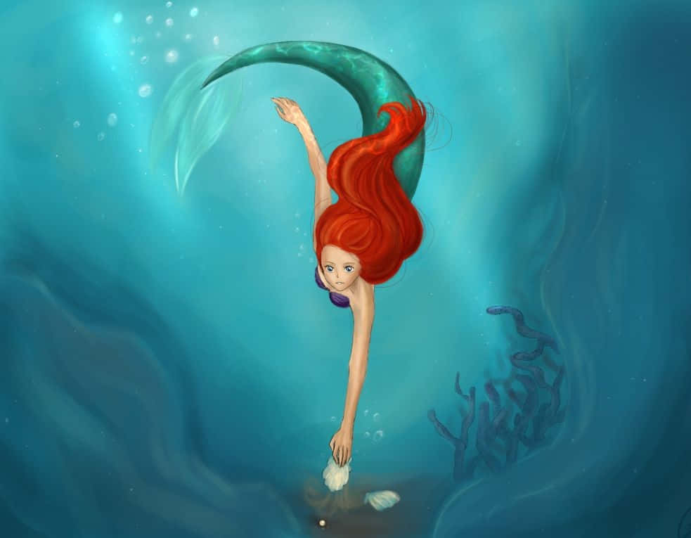 迪士尼經典動畫《小美人魚》中的愛麗兒 壁紙 — 一位擁有火紅頭髮和青綠色尾巴的美人魚，在陽光照耀的藍色海底場景中優雅地伸手去拿貝殼。