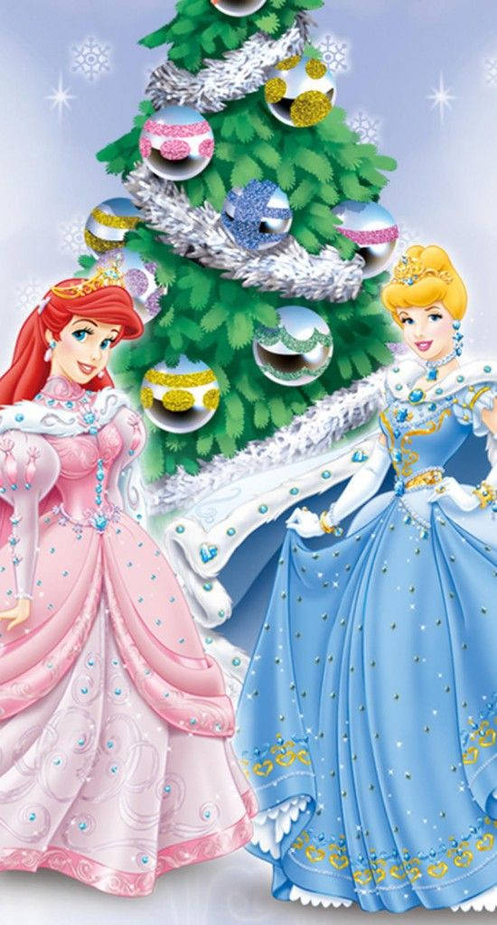 兩位公主穿著節日禮服，站在一棵裝飾著雪花的聖誕樹旁。