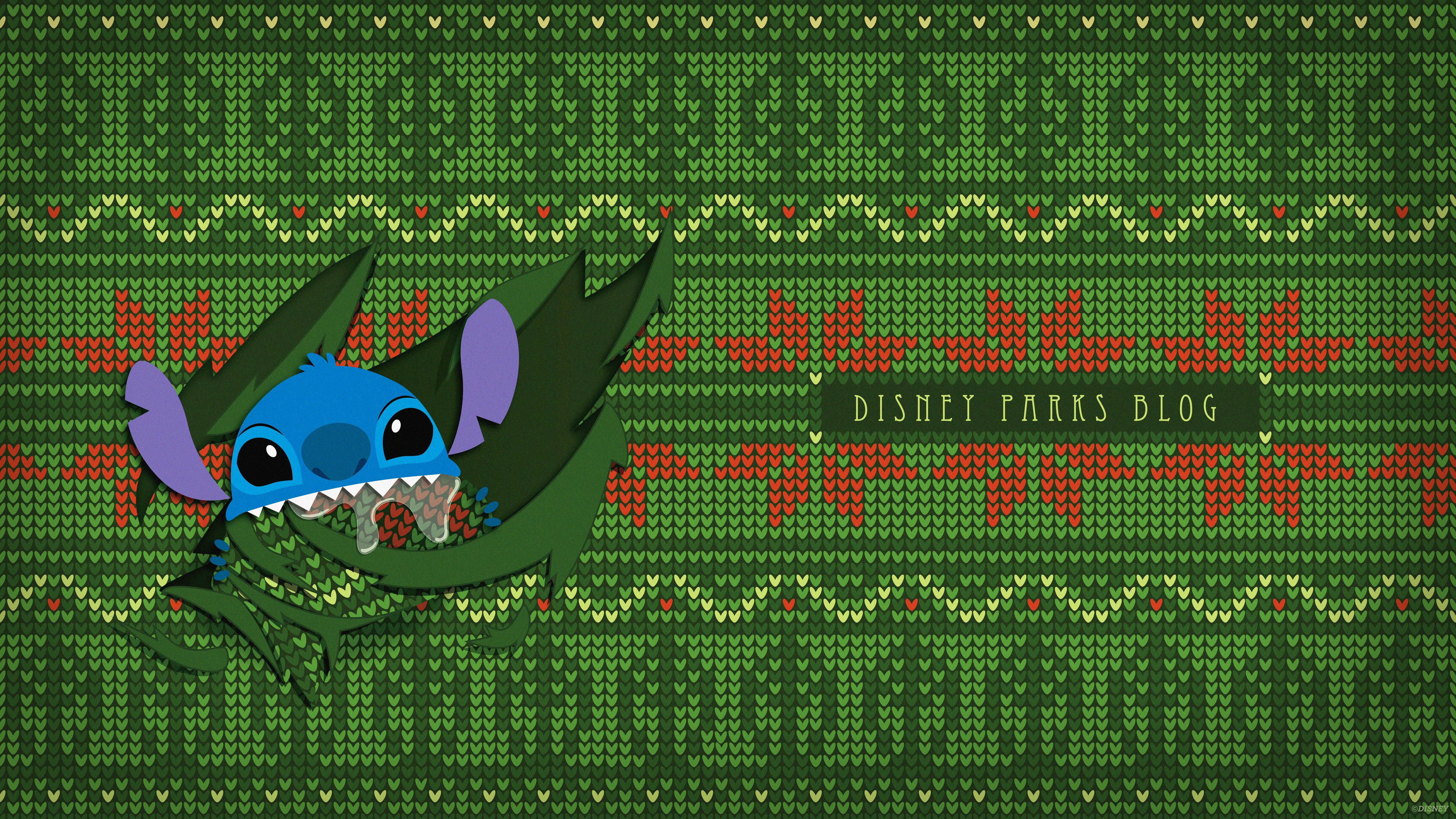 迪士尼聖誕史迪奇 壁紙 — 藍色外星人史迪仔從一件帶有紅色圖案和Disney Parks Blog文字的綠色節日毛衣中探出頭來。