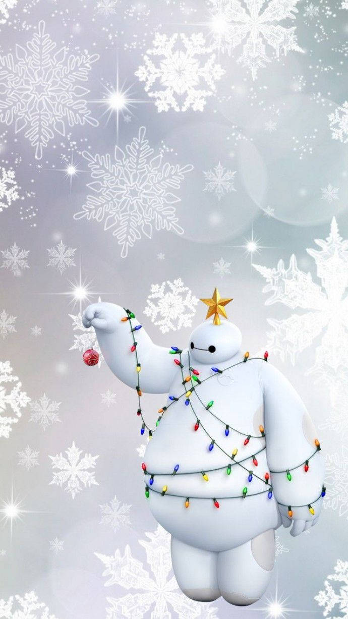 迪士尼聖誕巴小杰 壁紙 — 一個節日氣氛的白色Baymax，裝飾著彩色聖誕燈和星星，在雪景背景中手持紅色裝飾品，周圍有發光的雪花。