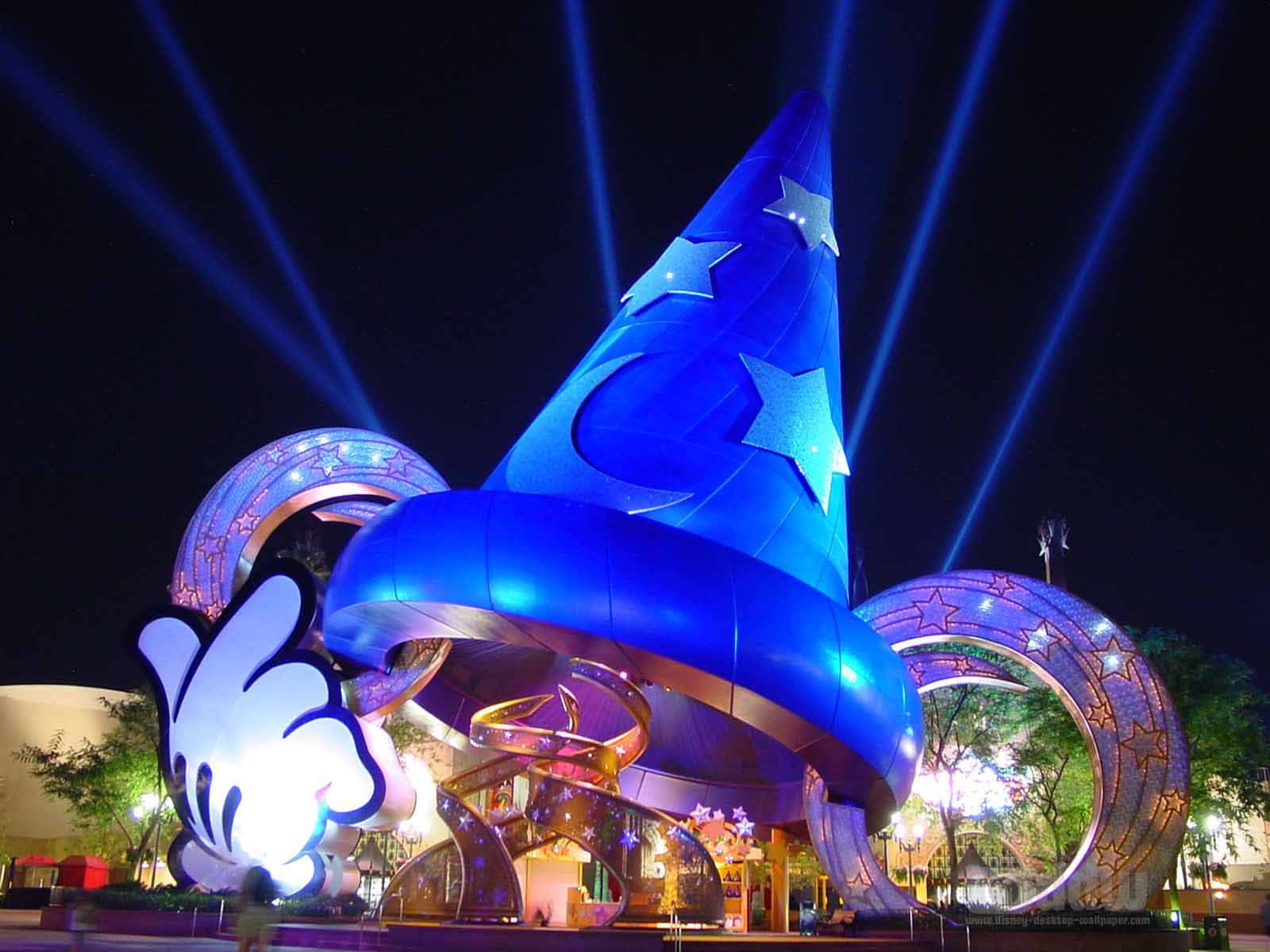 發光藍色巫師帽，帶有星星和米奇老鼠的手，在夜間有激光束。