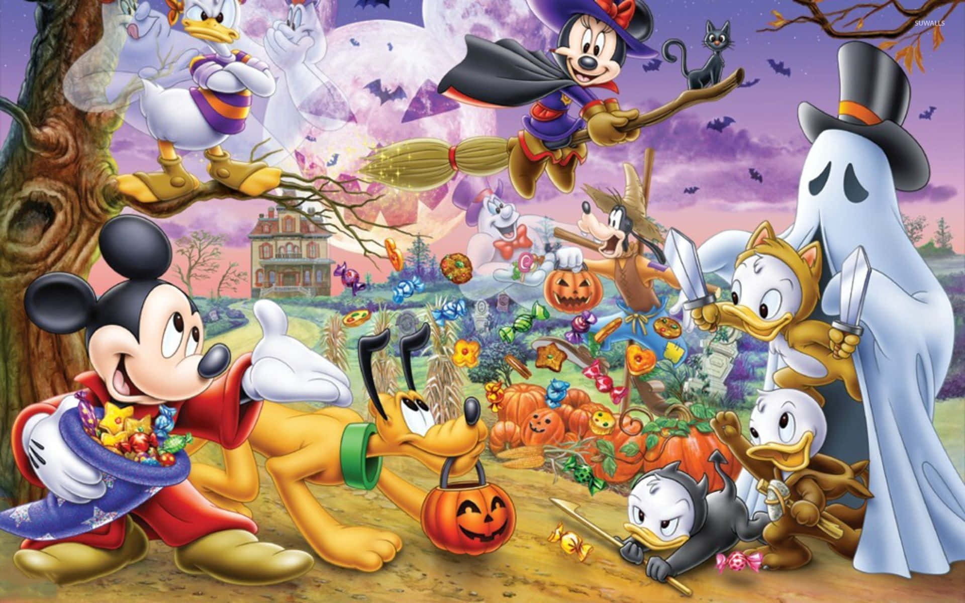 Disney Halloween 桌布 壁紙 — 迪士尼角色在紫色月光照耀的天空下，用南瓜、糖果和恐怖服裝慶祝萬聖節。