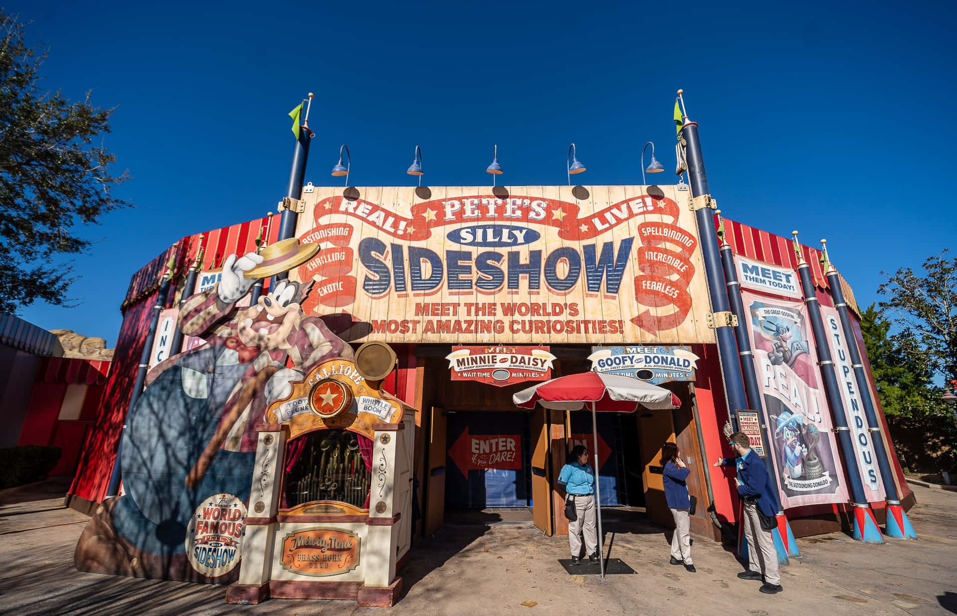 Pete's Silly Sideshow 入口，有卡通人物和遊客。