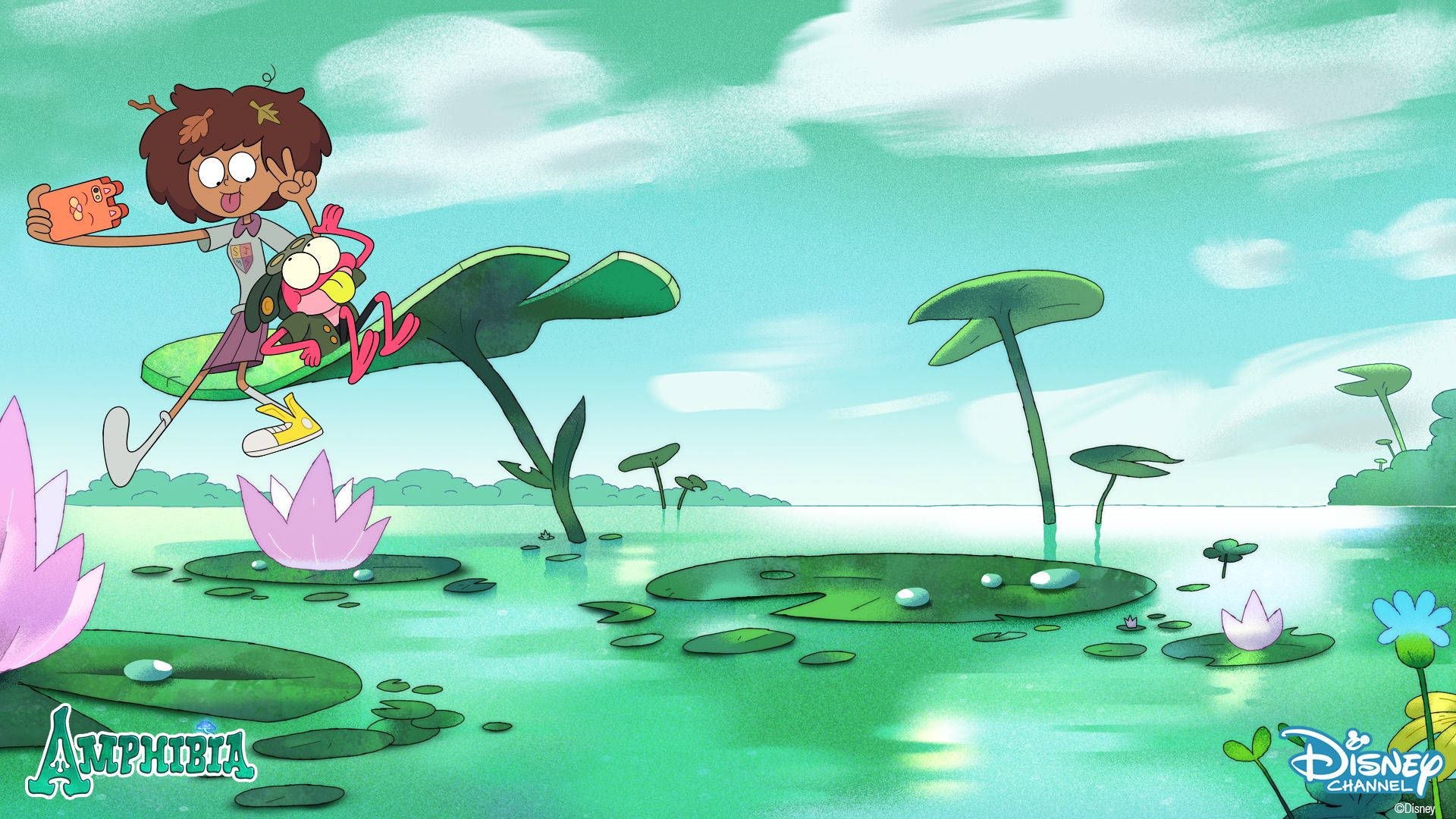 迪士尼頻道《Amphibia》劇集海報 壁紙 — 一個開心的動畫女孩和她粉紅色的青蛙朋友在柔和的天空下，於充滿活力的藍綠色池塘中的巨大睡蓮葉上歡快地跳躍。