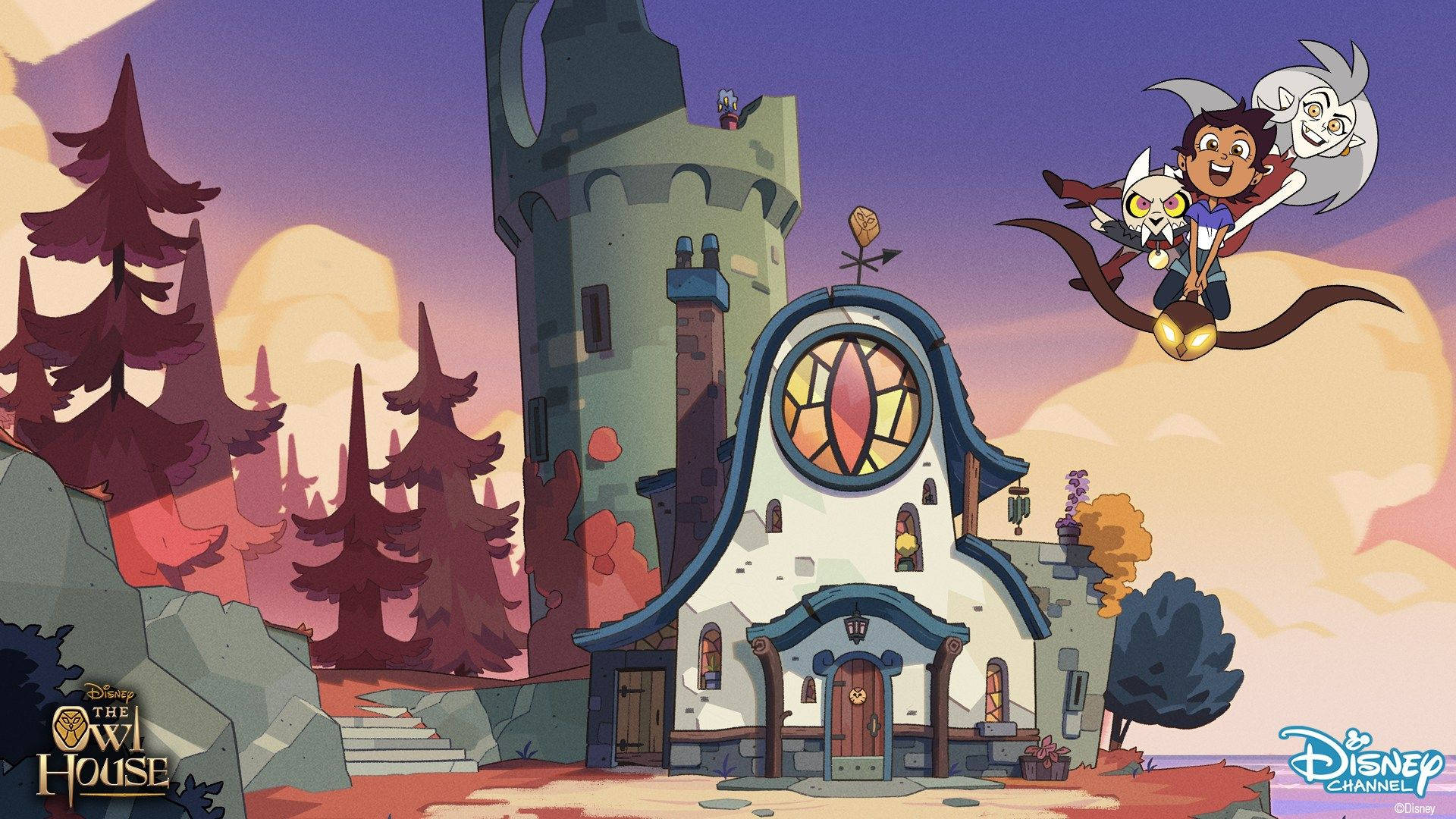 迪士尼頻道《The Owl House》海報 壁紙 — 一間帶有大彩繪玻璃窗的奇幻動畫貓頭鷹屋矗立在森林中，夕陽西下時，兩個角色騎著掃帚飛過。