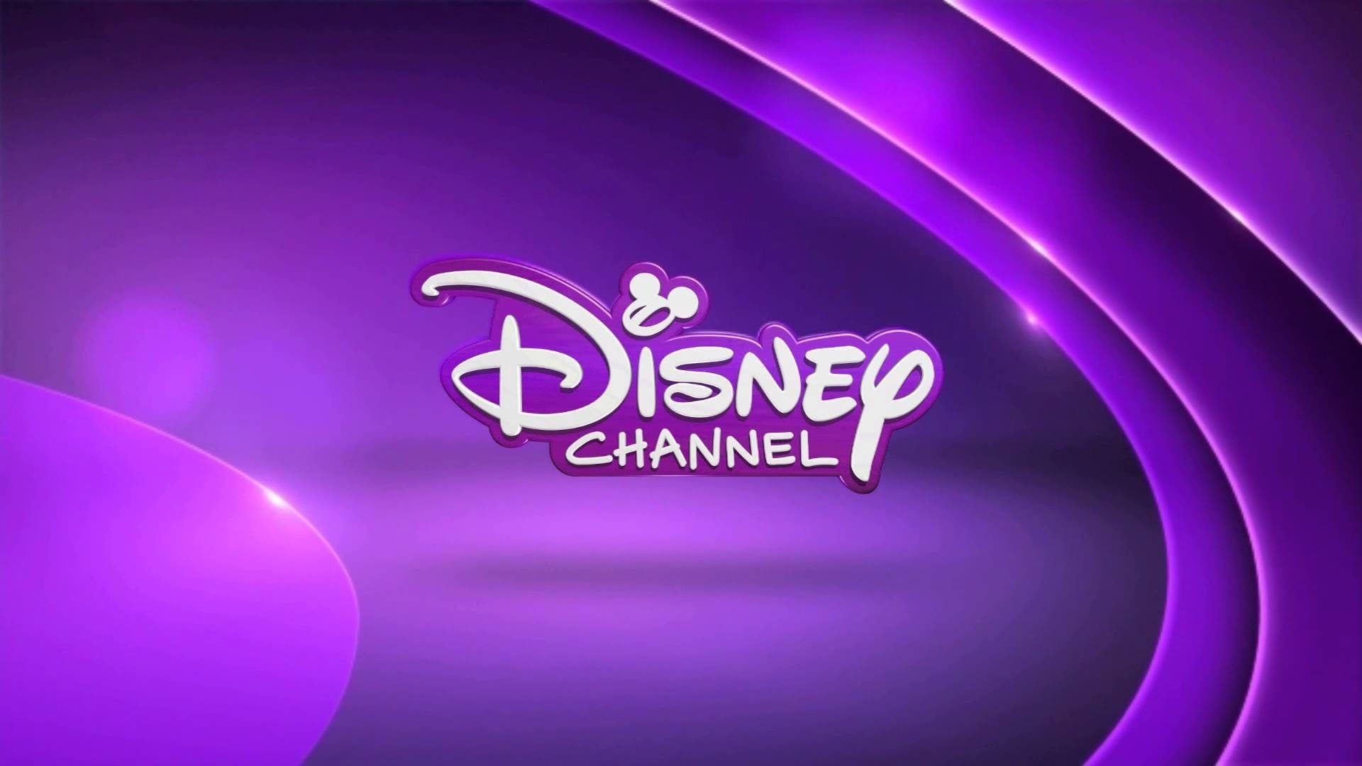 迪士尼頻道單色紫色標誌 壁紙 — Disney Channel 標誌在帶有彎曲光線條紋的鮮豔紫色抽象背景上發出白色光芒。