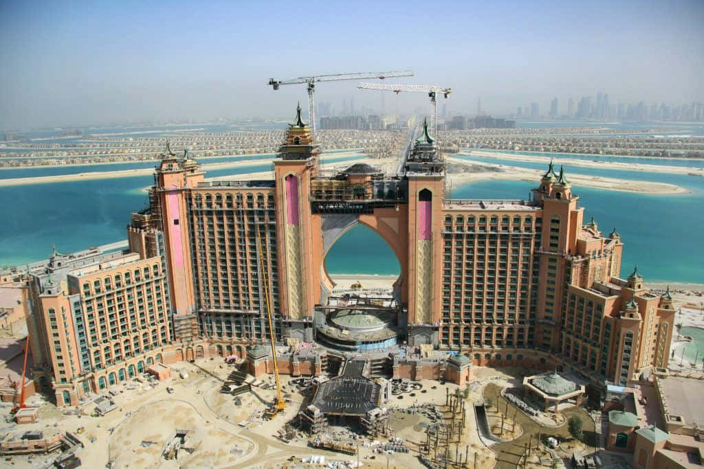 正在建設中的亞特蘭蒂斯棕櫚酒店，碧綠的海水和杜拜天際線。