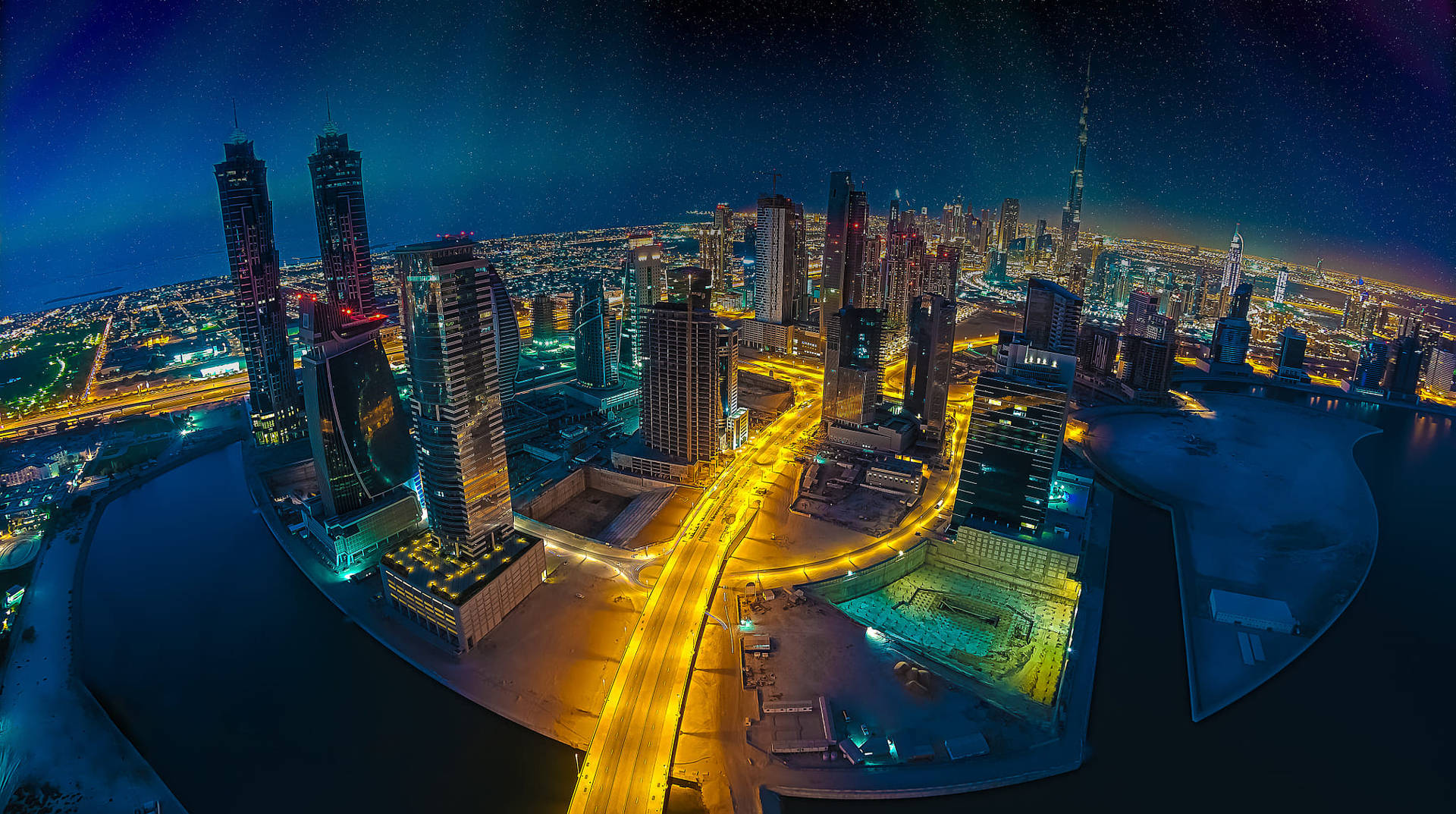 魚眼視角下的夜晚發光城市，星空下。