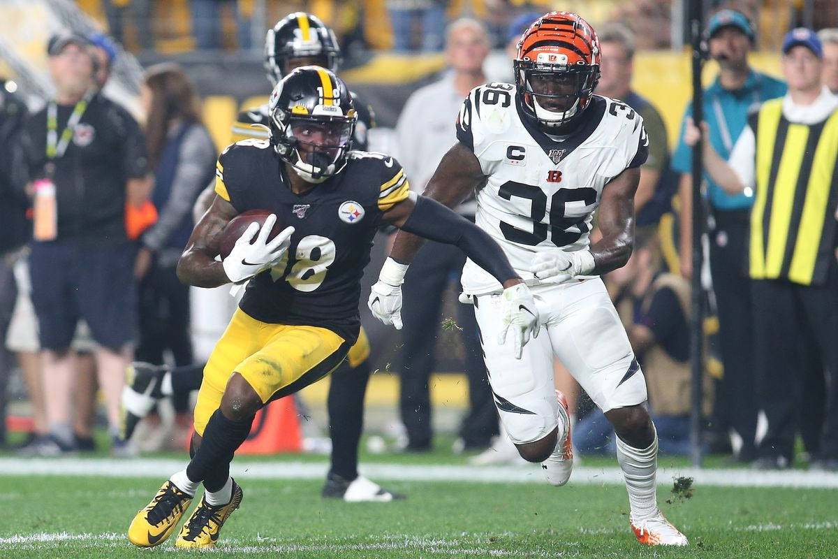 NFL美式足球員帶球奔跑，被防守球員在場上追趕 — 匹茲堡鋼人 GIF 壁紙