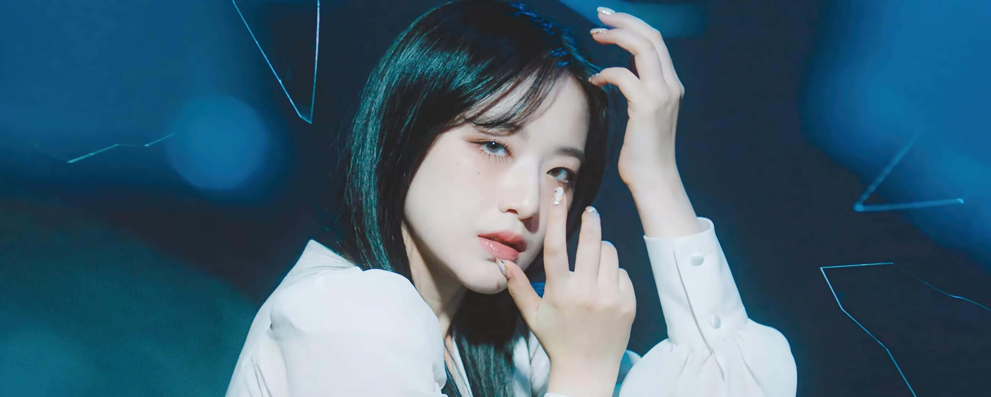 迷人 K-pop 偶像奢華合照 壁紙 — 一位身穿白襯衫的年輕女性，輕輕地將臉貼在帶有發光線條的深藍色抽象背景上。